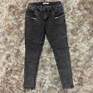 MyStyle women black denim front fly zip, pin tuck detail Jeans. Size 6. Used.